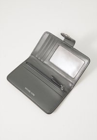 Michael Kors CHARM TAB BIFOLD - Punge - slate