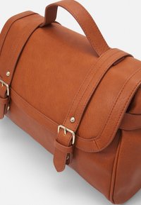 Brązowa skórzana torba na ramię o zwartej formie, prostokątnym kształcie, regulowanym pasku i złotych klamrach. Gładka tekstura z detalami przeszyć.