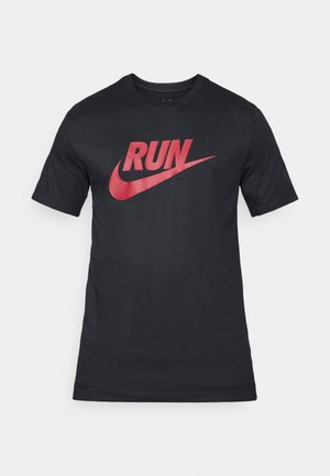 Juoda medvilninė marškinėliai, turintys didelį raudoną "RUN" tekstą ir Nike swoosh logotipą. Trumpomis rankovėmis, su apvalia iškirpte ir lygiu audiniu.