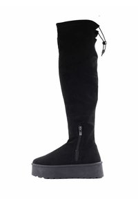 Czarne zamszowe buty za kolano na płaskiej, teksturowanej podeszwie, z zamkiem błyskawicznym z boku. Posiadają sznurek na górze do regulacji dopasowania.