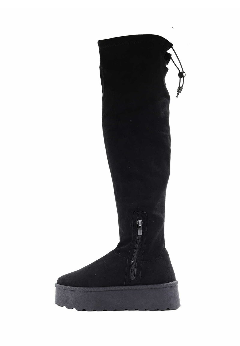 Czarne zamszowe buty za kolano na płaskiej, teksturowanej podeszwie, z zamkiem błyskawicznym z boku. Posiadają sznurek na górze do regulacji dopasowania.