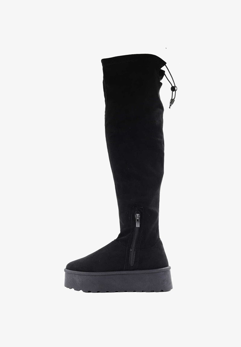Czarne zamszowe buty za kolano na płaskiej, teksturowanej podeszwie, z zamkiem błyskawicznym z boku. Posiadają sznurek na górze do regulacji dopasowania.