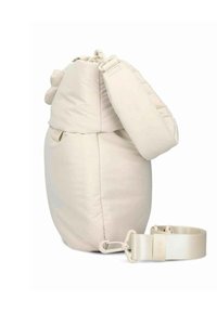 Sac beige gonflé de forme ronde, avec une bandoulière réglable, une fermeture à cordon et une surface texturée. Présente un design minimaliste.