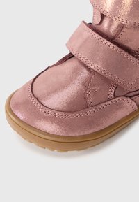 Scarpa da bambino metallizzata rosa con finitura testurizzata, dotata di suola in gomma e due fasce in velcro regolabili per la chiusura.