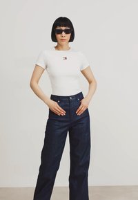 Tommy Jeans BADGE - T-Shirt basic - white