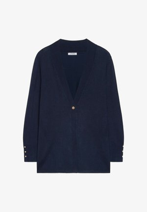 Marineblauer Cardigan mit langen Ärmeln, tiefem V-Ausschnitt, einer vorderen Knopfmage und drei kleinen Knöpfen an jedem Bündchen, vor einem weißen Hintergrund präsentiert.