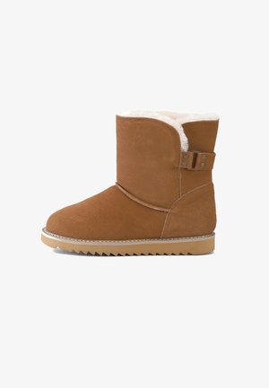 Brązowe zamszowe botki za kostkę z podszewką z sztucznego futra, bocznym detalem w postaci klamry oraz teksturowaną gumową podeszwą z falistym brzegiem.