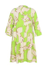 Groene en beige jurk met bloemmotief, driekwart mouwen, knoopsluiting aan de voorkant en gelaagd ontwerp; gladde stoftextuur.