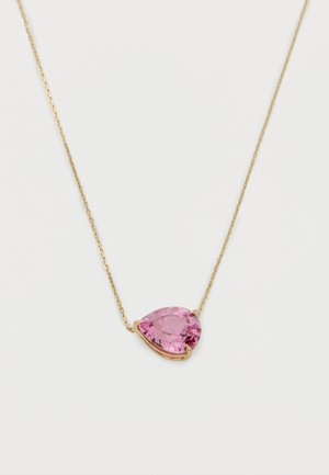 Collar delicado de cadena de oro con un colgante de piedra preciosa rosa en forma de pera, montado en un engaste minimalista de oro sobre un fondo blanco.