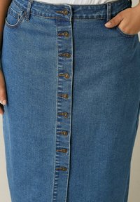 Jupe en denim de coupe droite, couleur bleu clair, fermeture à boutons sur le devant avec des boutons en métal et poches latérales.
