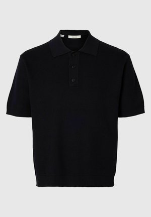 Zwart gebreid poloshirt met korte mouwen, een kraag en drie knopen aan de voorkant, plat liggend tegen een lichtgrijze achtergrond weergegeven.