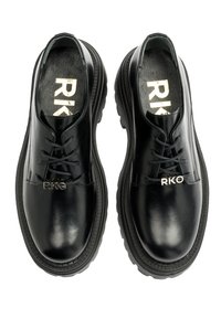 Czarne skórzane buty z okrągłym noskiem, wiązaniem, wytłoczonym logo na boku i grubą gumową podeszwą.