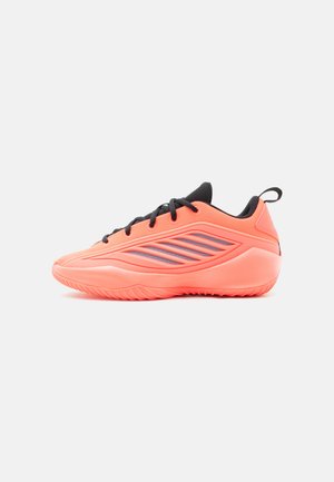 Zapatilla baja color naranja coral con cordones negros, paneles laterales de malla, suela acolchada y pestaña para tirar en el talón, mostrada de perfil sobre un fondo blanco.