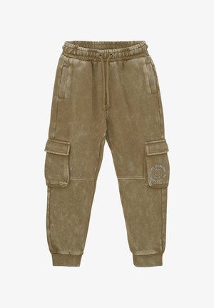 Cargo-Sweatpants in einem gedämpften Olivgrün. Hergestellt aus weichem, strukturiertem Stoff mit elastischem Bund, Seitentaschen und einem Patch mit Text.