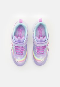 Baskets violettes avec une finition brillante, dotées d'accents arc-en-ciel, de détails métalliques, de lacets élastiques et d'une sangle en Velcro.