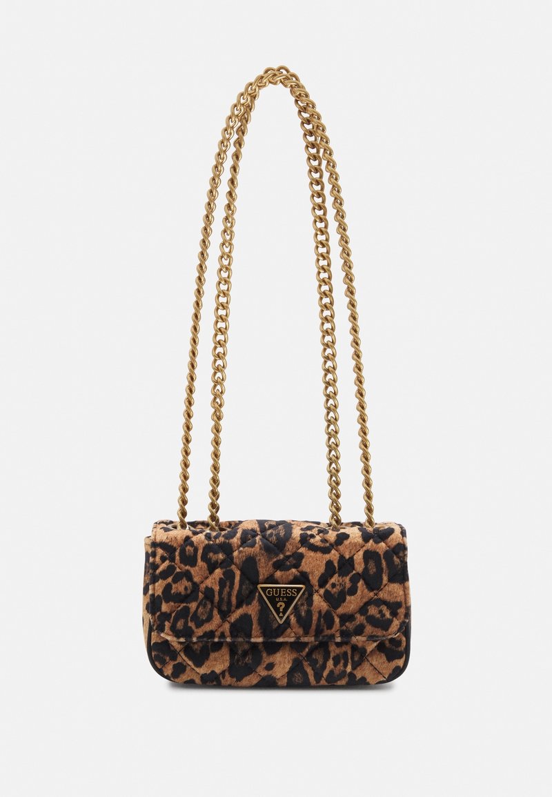 Borsa a tracolla con stampa leopardata, texture trapuntata, materiale in pelliccia nera e marrone, catene dorate e una placca con logo sul davanti.