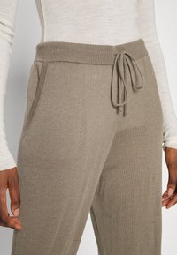 Lounge Nine BALLOU PANT - Calças de fato de treino - vintage khaki melange