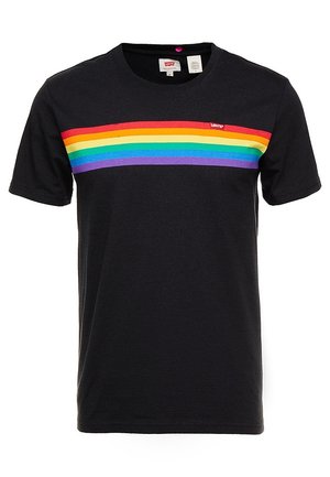 T-shirt Levi's noir à manches courtes avec des rayures horizontales arc-en-ciel sur la poitrine et une petite étiquette rouge avec le logo Levi's.