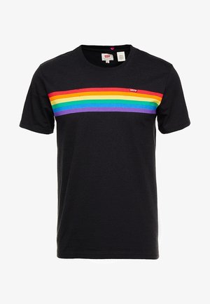 Schwarzes Levi's T-Shirt mit kurzen Ärmeln, horizontalen Regenbogenstreifen über der Brust und einem kleinen roten Levi's-Logo-Tag.