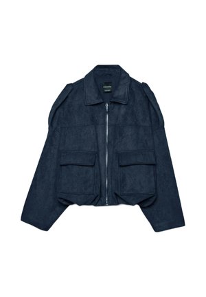 Marineblå cropped ruskindjakke med lynlåslukning foran, spids krave og to forlommer. Har skulderdetaljer og en tekstureret overflade.