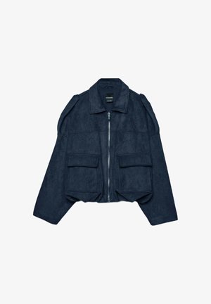 Granatowa krótka kurtka zamszowa z zamkiem błyskawicznym z przodu, kołnierzem w szpic oraz dwoma przednimi kieszeniami. Posiada ozdobne akcenty na ramionach i teksturowane wykończenie.