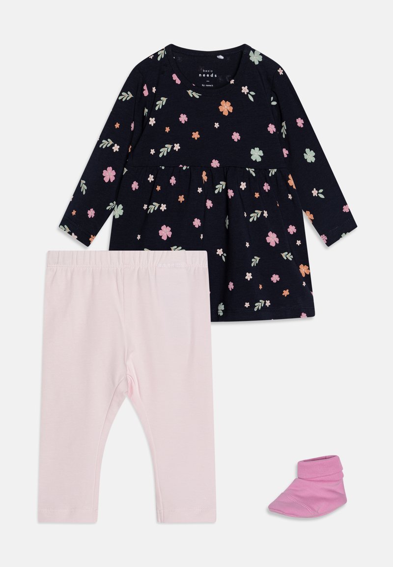 Námornícky šaty s kvetinovým vzorom, v páre s ružovými legínami a zodpovedajúcou ponožkou. Mäkký bavlnený materiál, okrúhly výstrih a dlhé rukávy.