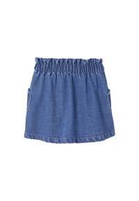 Blauer Jeansrock mit elastischem, gerafftem Bund und Seiten Taschen, flach auf einem weißen Hintergrund ausgelegt.
