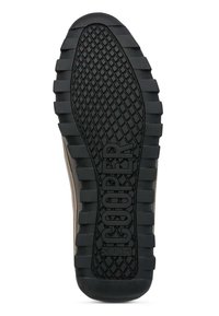 Semelle de chaussure en caoutchouc noir avec une texture, un motif de grip et un logo en relief. Présente des crampons épais et un bord lisse tout autour.