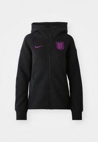 Melna Nike kapuce ar struktūru, purpursarkans logo un Anglijas emblēma uz krūtīm, kā arī sānu rāvējslēdzēja kabatas.