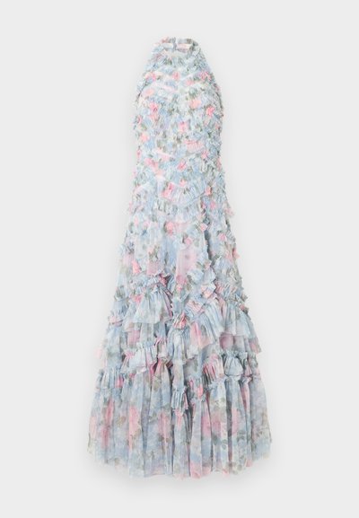 Sukienka w kwiatowy wzór z falbanami na kilku poziomach w delikatnych pastelowych kolorach, z wysokim kołnierzem i lekkim, zwiewnym materiałem.