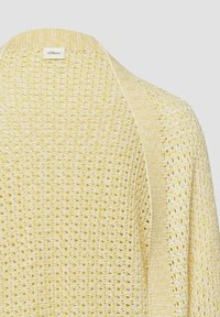 Gelber strukturierter Strickpullover mit breitem, geripptem Besatz nahe der Schulter und einem kleinen weißen Markenetikett am Halsausschnitt.