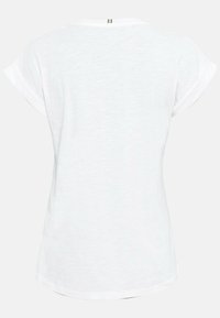 T-shirt blanc à manches courtes avec des manches retroussées, décolleté rond et tissu légèrement texturé, présentant un détail à rayures verticales à l'arrière.