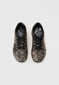 Baskets noires avec une surface texturée présentant des motifs graphiques dorés. Design à lacets, col rembourré et semelle intérieure avec un logo.