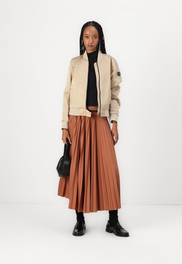 Pleated skirt - track2