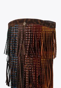 Stivale in suede marrone con strass multicolori e frange, arricchito da un polsino con stampa leopardata e un emblema decorativo in cima.