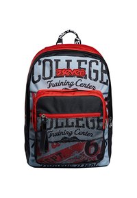 Zaini con una combinazione di colori rosso e nero, dotati di tasche in rete e grafiche testuali. Realizzati in un tessuto resistente con spallacci regolabili.