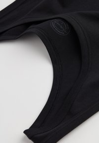 Schwarz elastischer Stoff-Halsauschnitt mit glatter Textur, ausgestattet mit einem kreisförmigen Etikett mit dem Aufdruck "Hervorragende Qualität" und sauber genähten Kanten.
