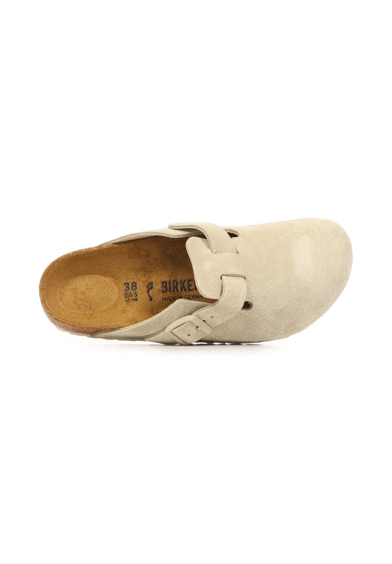 Mocassin en daim beige avec une boucle réglable et un dos ouvert. Dispose d'une semelle intérieure profilée et de détails de couture subtils. Taille 38.