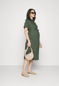 Vero Moda Maternity VMMBUMPY CALF - Vestido camisero - laurel wreath