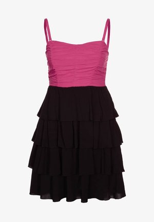 Bezramínkové šaty s růžovým skládáním v horní části a černou vrstvenou sukní, s hladkou texturou látky a nastavitelnými ramínky.