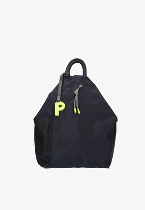 Zwarte gestructureerde rugzak met een afgeronde handgreep, diagonale rits, neongele "P"-label en bijpassende accenten aan de ritstrekkers.