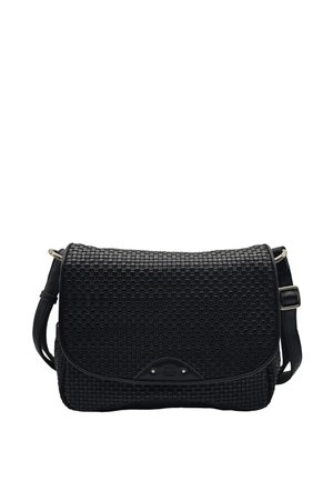 Sac messager tissé noir avec une surface texturée, fermeture à rabat et sangle ajustable, présentant un accent courbé à la base.