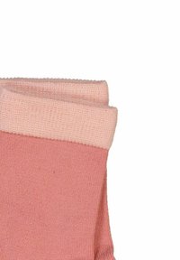 Lyserøde bomuldsokker med en ribbet lys rosa kant, der har en glat tekstur og et foldet design, som understreger enkelhed og komfort.