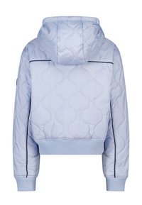 Giacca trapuntata azzurro chiaro con cappuccio, polsini e orlo a costine. Presenta un motivo a onde sottili e una striscia nera di accento lungo i lati.