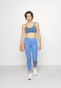 ONLY Play ONPLEA OPUS - Sutiã desportivo de suporte ligeiro - bijou blue