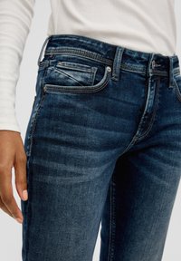 QS - Jeansy Slim Fit