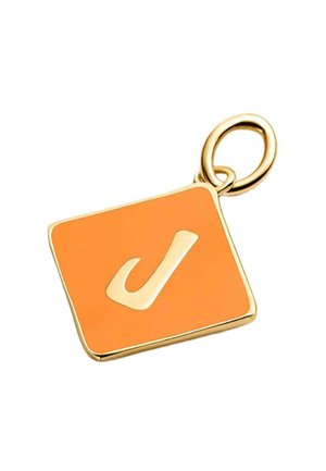 Un charm bañado en oro que presenta una superficie cuadrada de esmalte naranja con un diseño curvado de la letra "J" en blanco, sujeto a un anillo de salto redondo.