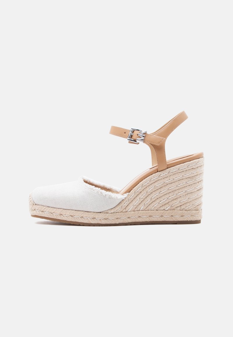 Sandale compensée espadrille blanche avec bride de cheville marron clair et boucle argentée, avec semelle en jute tressée et empeigne en tissu texturé.