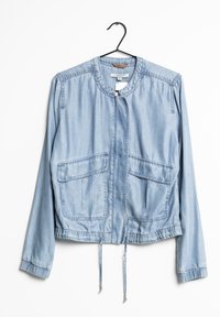 Lichtblauwe spijkerjas met een ronde halslijn, een rits aan de voorkant, twee grote borstzakken en een verstelbare trekkoord in de taille.
