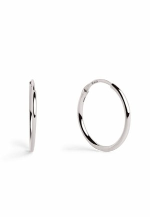 Deux boucles d'oreilles à anneau fines et polies en argent, vues de côté et de face sur un fond blanc.